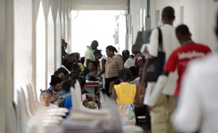 Les patients de l'hôpital universitaire de l'Etat d'Haïti (HUEH), communément appelé "hôpital général", attendent leur consultation, le 7 mai 2015 à Port-au-Prince