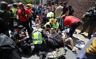 Les blessés reçoivent les premiers soins des secours après qu'une voiture ait foncé sur la foule, en marge d'un affrontement entre antiracistes et militants radicaux, le 12 août 2017, à Charlottesville en Virginie.