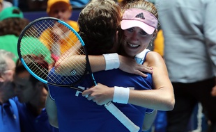 Kristina Mladenovic prenant dans ses bras son capitaine Julien Benneteau, après sa victoire face à Ashleigh Barty le 10 novembre 2019.