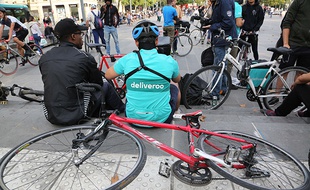 Paris Les livreurs de repas a domiciles Deliveroo ont manifest contre la precarisation et leurs conditions de travail -France le 11 aout 2017. Credit:Sevgi/Sipa//SEVGI_DEL014084/Credit:SEVGI/SIPA/1708131235