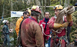 Les sauveteurs venus secourir un spéléologue belge coincé depuis mardi après-midi dans le gouffre d'Ouzène à Tarcenay (Doubs) ont réussi à élargir le passage mercredi, et l'homme a été dirigé vers une cavité plus grande, a annoncé la préfecture.