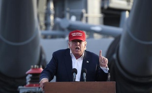 Donald Trump, candidat républicain à la présidentielle américaine, fait un discours sur la sécurité nationale à bord de l'USS Iowa, le 15 septembre 2015 à San Pedro, en Californie