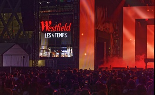 Le chanteur et acteur américain John Legend en showcase privé au centre commercial "Les Quatre-Temps", le 12 septembre, dans le quartier de la Défense à Nanterre près de Paris. Ce concert marque le passage définitif de ce centre commercial sous la marque Westfield. (Entre le 12 et le 21 septembre 2019, sept centres commerciaux francais ajouteront le préfixe de l'enseigne anglo-saxonne"Westfield" a leur nom).