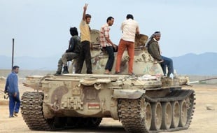 Un char conduit par des hommes des forces hostiles au président Abd Rabbo Mansour Hadi près de Lahej au Yémen, le 24 mars 2015