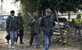Nawab Shafat Ali Khan braque sa carabine Winchester sur une chèvre qu'il utilise comme appât et soupire: il espère désormais avoir rapidement dans sa ligne de mire le tigre mangeur d'hommes qui sème la terreur dans ce district du nord de l'Inde.