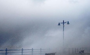 La tempête fait rage à Porthcall, au sud du Pays de Galles, le 10 mars 2008.