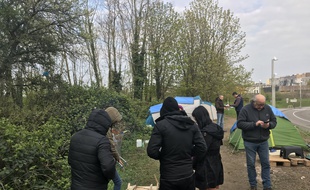 Les demandeurs d'asile du camp de la rue des Ducs à Strasbourg vivent dans des conditions très précaires.