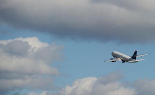 Un avion de US Airways décolle de l'aéroport Ronald Reagan de Washington le 6 novembre 2010.