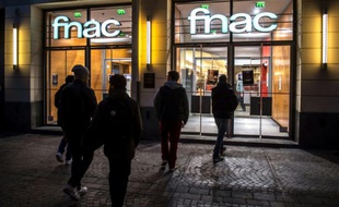 Des gens entrent à la Fnac, le 27 octobre 2015 à Lille