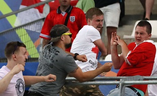 Bataille rangée entre supporters Russes et Anglais au stade Vélodrome, samedi.