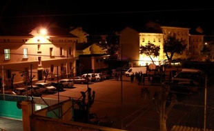 Une quinquagénaire restait en garde à vue jeudi après la découverte d'un arsenal dans un box d'Ajaccio, dans le cadre de l'enquête sur les récentes attaques à la roquette contre des casernes de gendarmerie en Corse
