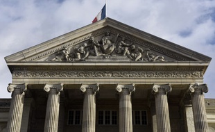 Un palais de justice. (illustration)
