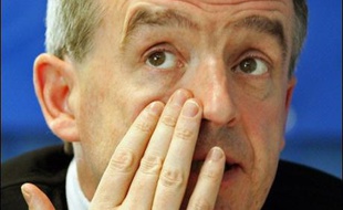 La Commission européenne a interdit mercredi le projet d'acquisition de la compagnie aérienne irlandaise Aer Lingus par sa compatriote à bas coût Ryanair, ce qui constitue son premier veto depuis deux ans et demi.