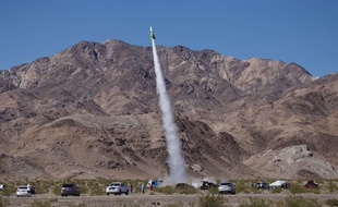 La fusée artisanale, qui a décollé à l'est de Los Angeles, a atteint 560 km/h et 570 mètres d'altitude.
