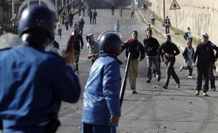 Manifestants et policiers se font face le 6 janvier 2011 dans les environs de Al-Harrach en Algérie.