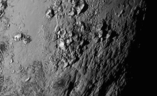 Des montagnes sur Pluton aperçues par New Horizons le 14 juillet 2015.