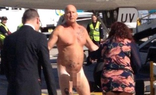 Capture d'écran d'une vidéo d'un Anglais nu sur le tarmac de l'aéroport de Manchester, le 9 octobre 2013.