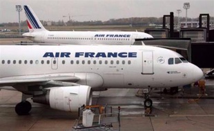Le Sénat a adopté dans la nuit de lundi à mardi le relèvement de 60 à 65 ans de l'âge limite d'activité en vol des pilotes malgré une grève de quatre jours à Air France contre cette disposition.