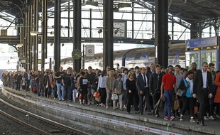 En moyenne, les Franciliens qui prennent le train ou le métro font 1.000 pas de plus par jour que les automobilistes.