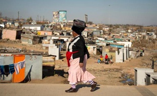 La croissance économique spectaculaire de l'Afrique laisse toujours de côté près la moitié des habitants du continent, qui continuent à vivre dans l'extrême pauvreté, selon un sondage conduit dans 34 pays et publié mardi à Johannesburg.