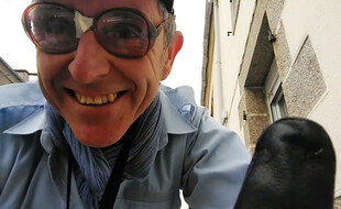 Le comédien Eric Hervé annonce chaque soir le couvre-feu avec un mégaphone dans les rues de Lampaul-Plouerzel, dans le Finistère.