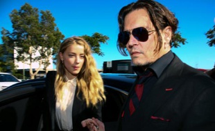 Les acteurs américains Johnny Depp (d) et Amber Heard, le 18 avril 2016 à Gold Coast en Australie