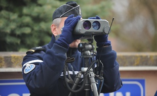 Un gendarme effectue un contrôle de vitesse. Illustration.
