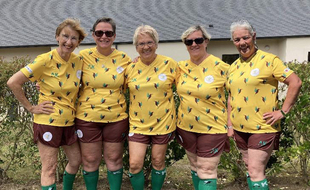 L'association Footeuses à tout âge veut rendre accessible la pratique du foot aux femmes seniors.