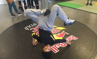 Sunni est considéré comme l'un des plus grands champions de breakdance.
