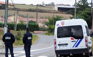 Des policiers à proximité de la maison d'Abdelkader Merah, le frère et complice présumé du tueur au scooter.