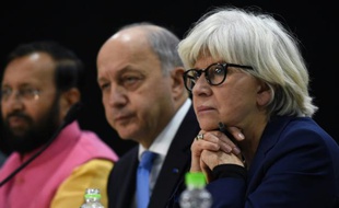 Laurence Tubiana, l'ambassadrice française pour les négociations sur le climat aux côtés de Laurent Fabius (C) et du ministre indien de l'Environnement Prakash Javadekar le 20 novembre 2015 à New Dehli