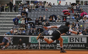 Lucas Pouille (au fond) n'a pas vu le jour face à Andy Murray (1er plan) en demi-finale du tournoi de Rome, le 14 mai 2016.