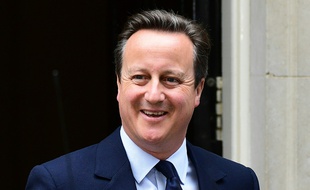 Le Premier ministre britannique David Cameron quitte Downing Street pour se rendre au Parlement le 27 juin 2016