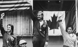 Kornelia Ender (au centre) a raflé quatre médailles d'or pour la RDA aux JO de 1976.