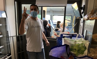 Salim Grasbi est en train de fournir une centaine de colis alimentaires pour une distribution dans le quartier de la Paternelle.