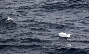Un déchet plastique au large des côtes françaises, en Méditerranée.