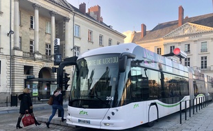 Un ebusway électrique à la station Foch, à Nantes