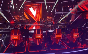 Jim Bauer (tout à droite de l'image) prêt pour les répétions de « The Voice »