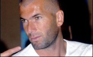 Zinédine Zidane a admis "un vide" mais a réfuté le terme de "petite mort" depuis qu'il a pris sa retraite sportive, ajoutant qu'il a "enchaîné" les activités, se sentant "parfois dépassé par les événements", selon des propos accordés samedi à Canal +.
