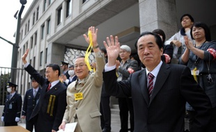 L'ancien Premier ministre Naoto Kan (à droite) lors d'une manifestation antinucléaire le 10 mars 2013 à Tokyo.