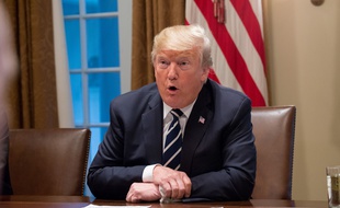 Le président américain Donald Trump, s'exprimant lors d'une réunion de la Maison Blanche avec des membres du Congrès, discute de ses remarques lors de la conférence de presse d'Helsinki lundi avec le président russe Vladimir Poutine.