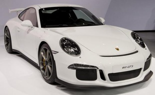 Les constructeurs automobiles haut de gamme Audi et Porsche, tous deux filiales de l'allemand Volkswagen, ont fait part lundi de ventes en nette hausse sur l'ensemble du premier trimestre, grâce à la demande en Chine et aux Etats-Unis qui compensent un marché terne en Europe.