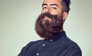 Pour composer votre propre huile à barbe, mélangez en proportion égale, quatre huiles naturelles puis ajoutez un extrait de plante.