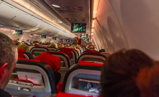 Dans la cabine d'un avion commercial. (Illustration)
