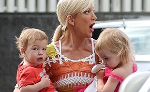 Tori Spelling, avec ses enfants Finn et Hattie, le 22 mars 2014, à Los Angeles.