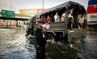 Les inondations exceptionnelles qui frappent Bangkok pourraient n'être qu'une répétition générale d'un avenir difficile, lorsque le changement climatique rendra plus vulnérable encore une capitale qui s'enfonce inexorablement, préviennent les experts.