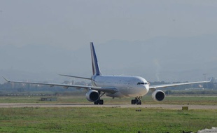 Un avion sur une piste de l'aéroport international d'Alger en 2012.