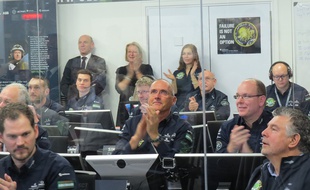 Raymond Clerc au côté du prince Albert dans le centre de contrôle Solar Impulse à Monaco, le 9 mars 2015.