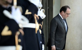 Le président François Hollande sur le perron de l'Elysée le 15 novembre 2015 à Paris