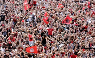 Les supporters du Stade Toulousain célèbrent la victoire de leur équipe en Coupe d'Europe, le 23 mai 2010 sur la place du Capitole.